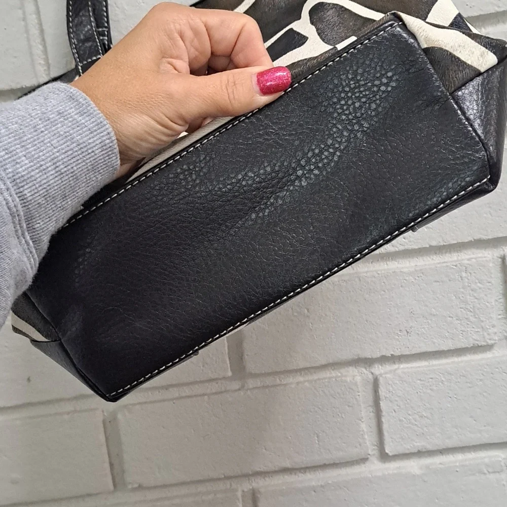 Mondo Giraffe Print Shoulder Bag. - Picture 8 of 13